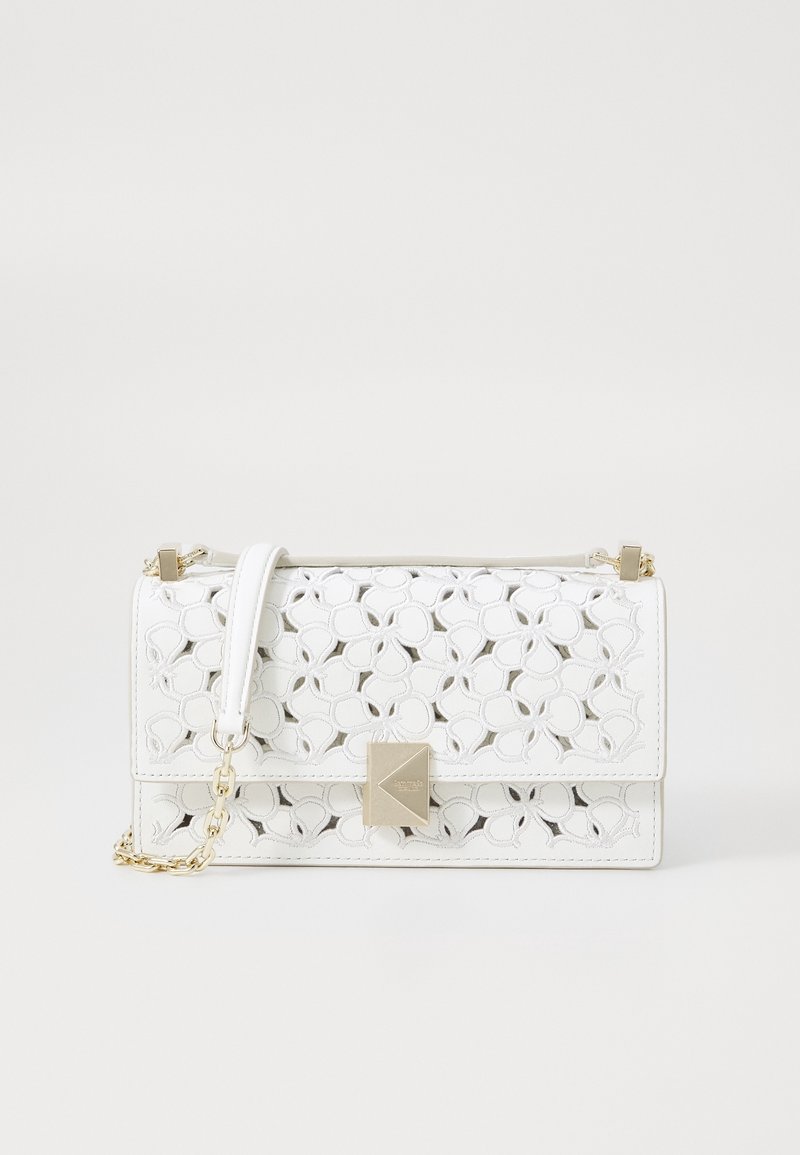 Borsa a mano in pelle bianca con design floreale ritagliato. Dettagli in metallo dorato, tracolla a catena e chiusura rettangolare magnetica.