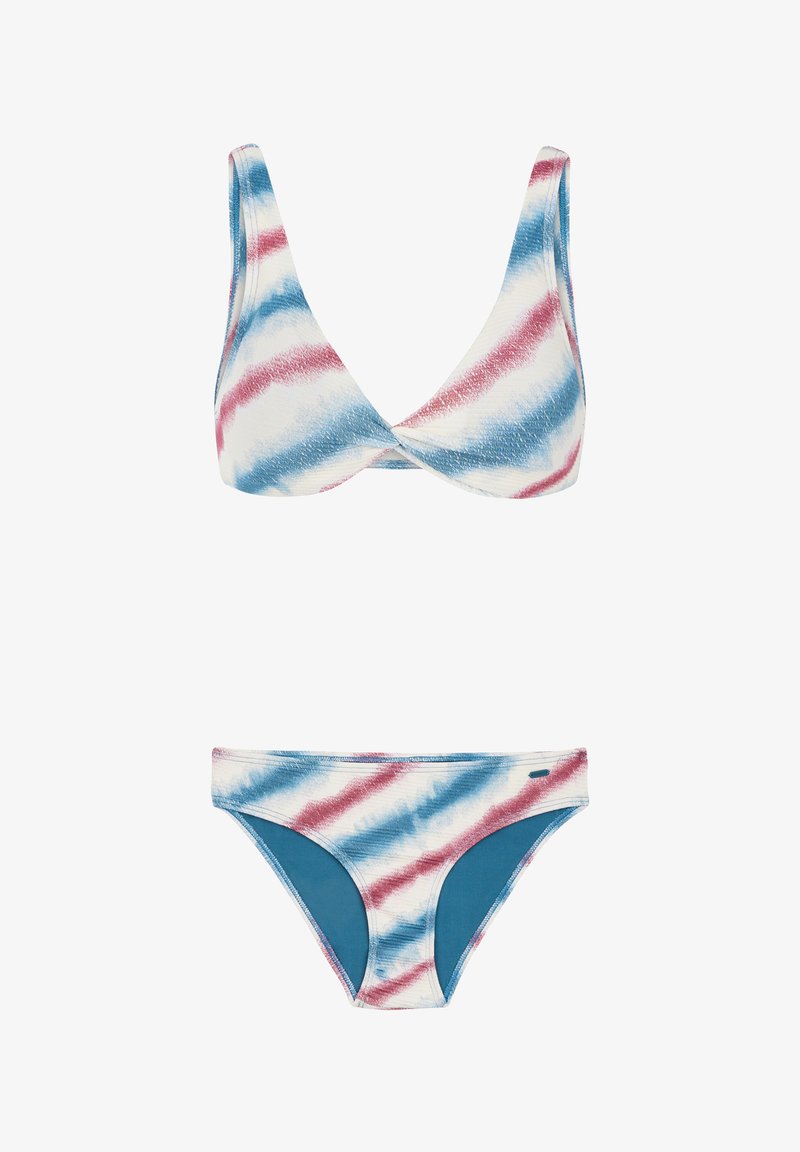 Dwuczęściowy strój kąpielowy z białym tłem i niebieskimi oraz czerwonymi paskami w stylu tie-dye. Top ma trójkątny kształt, natomiast dół ma niebieskie wykończenie.
