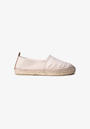 Espadrille beige clair, tige en toile avec plis en tissu, semelle en corde de jute et languette de talon contrastante marron. Design plat avec un bout rond.