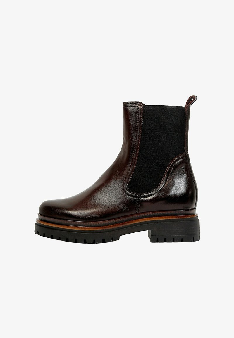 Botte Chelsea en cuir marron foncé avec panneau latéral élastique noir, languette à l'arrière, semelle noire épaisse à crampons et détails superposés sur la semelle intermédiaire.