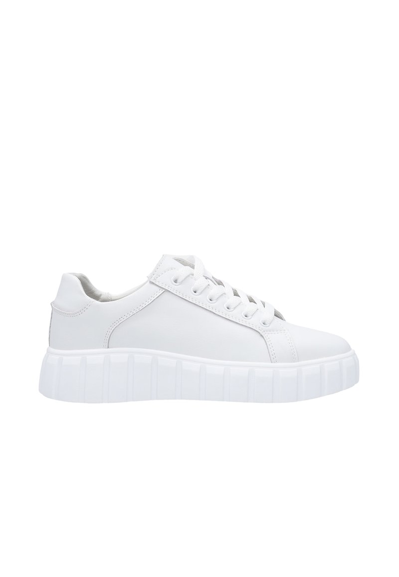 Weiße Sneaker mit einem Obermaterial aus glattem Leder, runder Zehenpartie und einer dicken, strukturierten Gummisohle mit horizontalen Rillen. Schnürsenkel durch verstärkte Ösen.