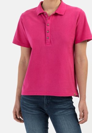 Polo à manches courtes en rose vif, en coton, avec une patte de boutonnage à trois boutons et un petit logo sur l'ourlet.