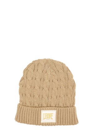 Bonnet beige en maille torsadée, avec un bord replié en côtes et une étiquette rectangulaire Leone 1947, sur fond blanc.