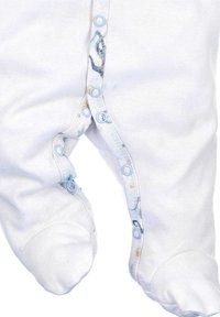Weißer Babykörper mit Füßen, ausgestattet mit einem Druckknopfverschluss an der Innennaht und blauen, gemusterten Akzenten.