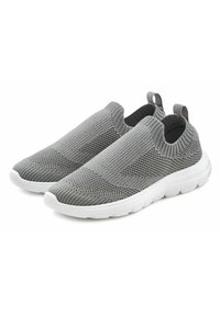 Graue Strick-Slipper mit strukturierten Oberflächen, weißer Gummisohle und einer Ziehlasche an der Rückseite für ein einfaches Anziehen.