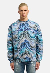 Sweatshirt med et tekstureret bølgemønster i nuancer af blå, grå og creme. Har et broderet logo i mørkeblå.