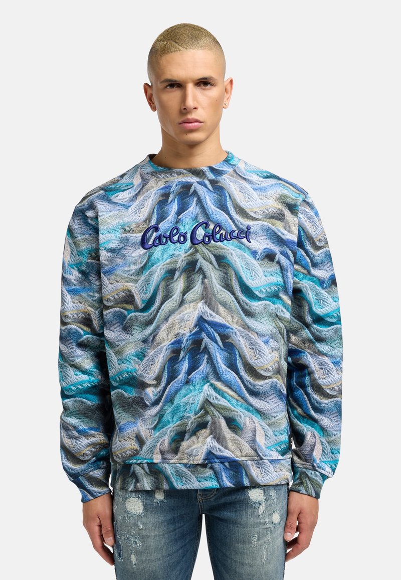 Sudadera en azul, turquesa y gris con patrón de ondas, con cuello y puños acanalados. Bordado "Carlo Colucci" en púrpura.