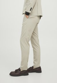 Jack & Jones PREMIUM JPRFRANCO TROUSER - Pantalones chinos - pure cashmere