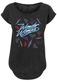 Černé tričko s krátkým rukávem a kulatým výstřihem, které má grafický design s barevnými tvary a nápis "Wonder Woman" v neonově modré. 