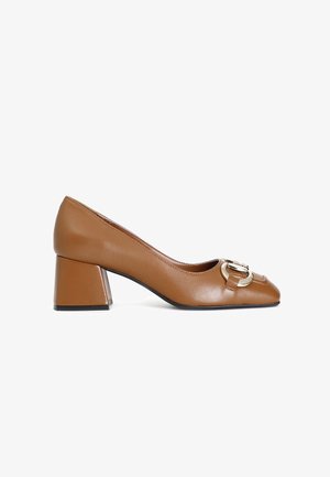 Pompa in pelle marrone con punta quadrata, caratterizzata da un accento di fibbia color oro e un tacco blocco per stabilità e supporto.