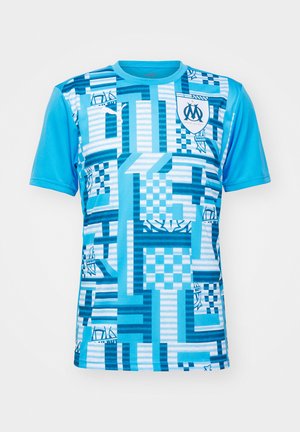 Kortærmet blå sportstrøje med et geometrisk mønster i forskellige nuancer af blå, med et logo foran og kontrastfulde teksturer.