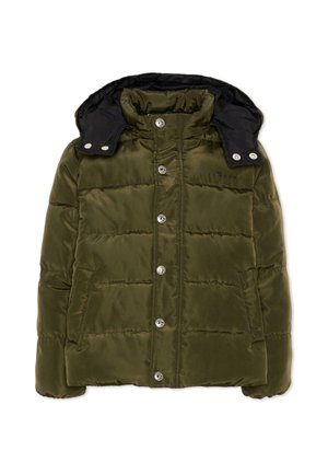 Veste matelassée verte avec capuche noire amovible, boutons-pression métalliques sur le devant et poches latérales.