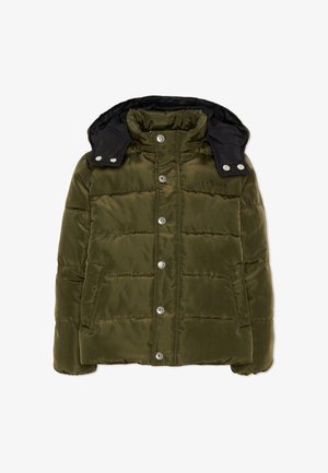 Veste matelassée verte avec capuche noire amovible, boutons-pression métalliques sur le devant et poches latérales.