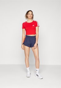 adidas Sportswear ESSENTIALS 3 STRIPES BABY - Potiskana majica - better scarlet