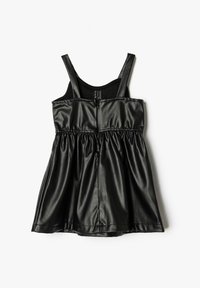 Zwarte faux leren jurk met dunne straps, vergaarde taille en een uitlopende rok. Vlotte textuur, ritssluiting aan de achterkant.