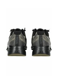 Pár černých a olivově zelených sportovních bot s vzorovanou tkaninou na vršku a černými poutky zobrazenými z pohledu zezadu.