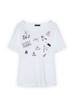 Weißes T-Shirt mit kurzen Ärmeln, verziert mit schwarzen und roten Kritzelmotiven, darunter Herzen, eine Glühbirne, ein Stern, ein Kleiderbügel, eine Fahne und das Wort "Hallo!" auf der Vorderseite.