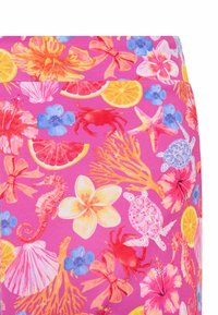 Tissu rose présentant des motifs tropicaux vibrants, incluant des fleurs, des crabes, des tortues et des tranches d'agrumes dans diverses couleurs. Texture lisse.