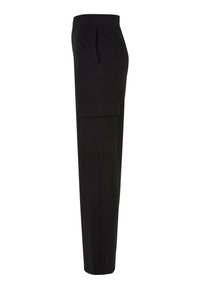 Pantalon cargo noir vu de côté, avec une taille élastique, une poche latérale et une poche à rabat sur la cuisse.