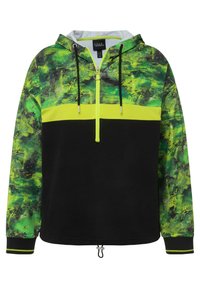 Pullover con cappuccio verde e nero, caratterizzato da un motivo astratto e testurizzato, chiusura a zip con anello e orlo regolabile con cordino.