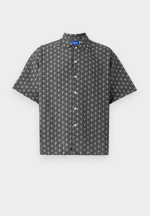 Majica s kratkimi rokavi iz črnega blaga z belim vzorcem listov, s konicasto ovratnico in rjavimi gumbi, enakomerno razporejenimi po sprednji strani.