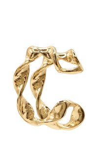Gouden ring met een gedraaide, sculpturale ontwerp. Gladde, reflecterende oppervlakte met onregelmatige lijnen en openingen, die een verfijnde textuur weergeven.