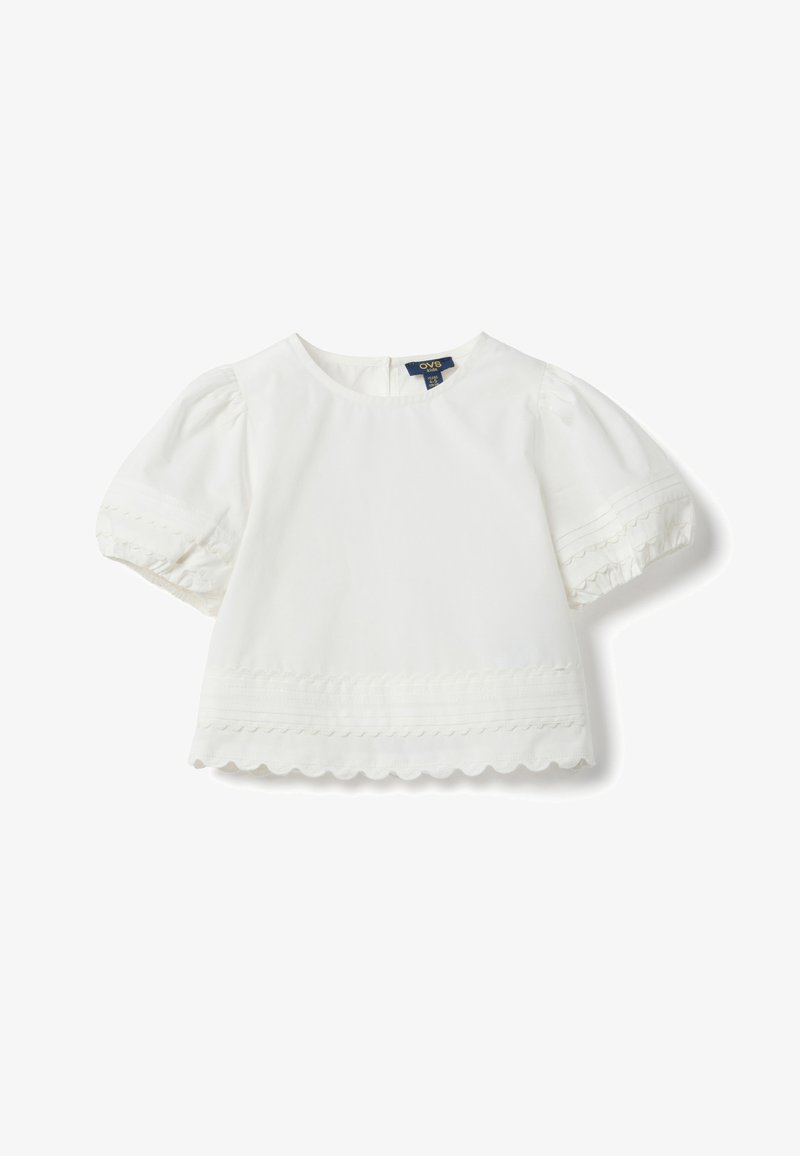 Blusa blanca de manga corta para niña con mangas abullonadas y detalle de dobladillo festoneado, hecha de tela ligera.