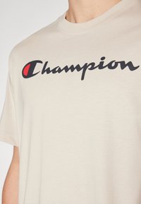 Champion ICONS CREWNECK WITH LARGE LOGO - Triko s potiskem - beige