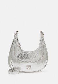 Hõbedane nahast käekott tekstureeritud viimistlusega, kõverate kujunditega ja eemaldatava rihmaga. Esiküljel metallist logo detail.