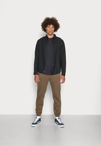 Jack & Jones JJIKANE JJBRINK PANTS - Calças de fato de treino - brown