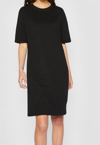 Czarna bawełniana sukienka T-shirt z krótkimi rękawami, okrągłym dekoltem, luźnym krojem i dołem opadającym tuż nad kolano.