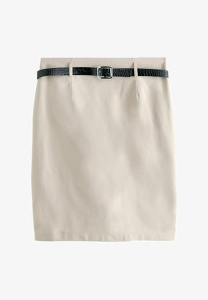 Beige Minirock mit glatter Textur, ausgestattet mit einem schwarzen Kunstledergürtel mit Schnalle. Gerader Saum ohne sichtbare Muster.