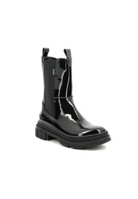 Bota de tobillo de charol negro con paneles laterales elásticos, tiradores y una suela de goma gruesa. Textura suave con un acabado brillante.
