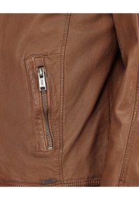 Braune Lederjacke mit einer Reißverschlusstasche. Verfügt über eine glatte Textur und detaillierte Nähte. Enthält einen Metallreißverschluss und ein Markenetikett.
