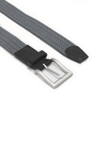 Szary pleciony pasek z matową srebrną prostokątną klamrą, czarnymi skórzanymi akcentami i zwężającym się końcem zapewniającym pewne zapięcie.