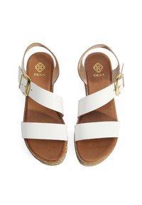 Sandales blanches en cuir avec deux larges brides, boucle dorée ajustable et semelle rembourrée marron. Présente une semelle tressée en style jute.