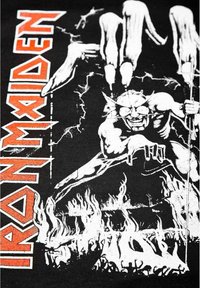 Černé tričko s bílou a oranžovou grafikou démonické postavy, plamenů a textem "IRON MAIDEN" v tučném písmu.