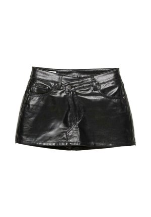 Minigonna in pelle nera con finitura lucida, design classico a cinque tasche e chiusura frontale con bottoni e dettagli in metallo.