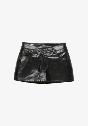 Fekete bőrszoknya mini hosszúságban, fényes felülettel, klasszikus ötzsebes kialakítással és elülső gombos záródással fém díszítésekkel.