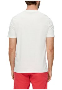 s.Oliver MIT FRONT - T-shirt print - weiß