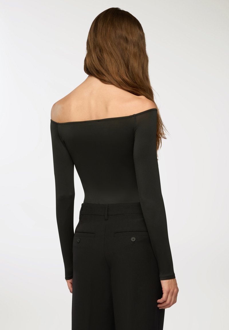 AFRM - Saylor - Body nero a maniche lunghe con spalle scoperte e volant