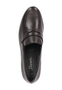 Mocassin en cuir marron avec une finition lisse, présentant un design cousu et une bande décorative. L'intérieur dispose d'un revêtement doux et de la marque.