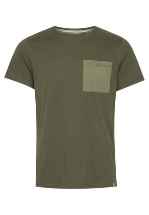 Olijf groene t-shirt met korte mouwen van katoen, met een borstzak in een iets lichtere tint, platte kraag en gestikte zoom.