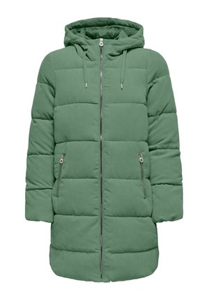 Chaqueta verde acolchada con capucha, con un cierre frontal de cremallera y bolsillos laterales. Fabricada en un tejido texturizado con costuras horizontales.