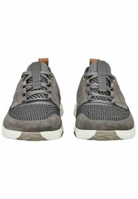 Graue Sportschuhe mit einem Obermaterial aus Mesh und Wildleder, strukturierten Mustern, flachen Schnürsenkeln, einer gepolsterten Ferse und einer hellen Gummisohle.
