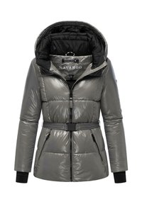 Graue Pufferjacke mit glänzender Oberfläche, Reißverschluss vorne, schwarzem Innenfutter und verstellbarem Gürtel in der Taille. Verfügt über zwei Seitentaschen und eine Kapuze.