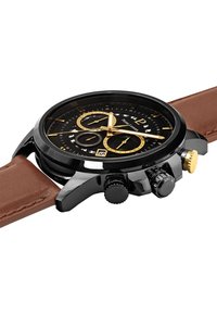 Reloj cronógrafo negro con acentos dorados, un dial texturizado negro, correa de cuero marrón y tres sub-diales. Presenta hardware dorado y negro.