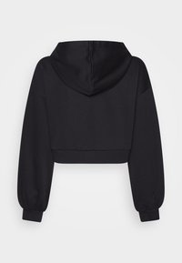 Sudadera negra recortada con capucha y cordones, mangas oversize y bajo acanalado. Fabricada en suave material de algodón con una textura lisa.
