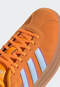 adidas Sportswear VL COURT BOLD - Chaussures fitness - crew orange glow blue purple burst