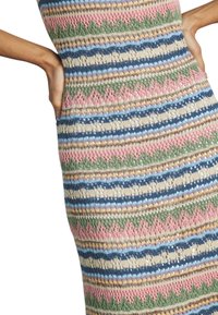 Gebreide jurk met horizontale strepen in blauw, roze, groen en beige, voorzien van ingewikkelde kantpatronen en textuurdetails door het geheel.